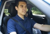 Junger asiatischer Mann fährt im Auto — Stockfoto