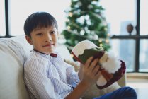 Щасливий азіатський хлопчик святкує Різдво вдома — стокове фото
