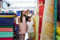 RELEASES Glückliche junge asiatische Familie zusammen auf dem Wochenmarkt — Stockfoto