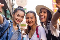 Trois copines asiatiques prenant selfies à Chinatown, Bangkok — Photo de stock
