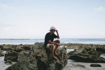 Junger Mann chillt am Strand von Bali — Stockfoto