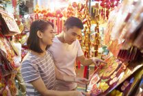 Jovem asiático casal passar tempo juntos no tradicional bazar no chinês ano novo — Fotografia de Stock