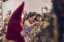 Due giovani asiatica donna shopping insieme nel centro commerciale a Natale — Foto stock