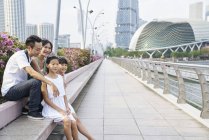 Refroidissement familial au pont de l'Esplanade, Singapour — Photo de stock