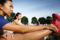 Giovani donne asiatiche che esercitano all'aperto — Foto stock