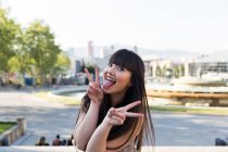 Молода красива азіатська жінка, що показує мирні жести — стокове фото