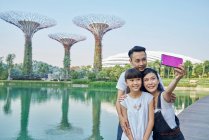 Famiglia che si fa un selfie al Gardens by the Bay, Singapore — Foto stock