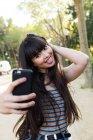 Молода жінка Євразійського, беручи selfie в Барселоні — стокове фото