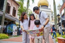 Heureux jeune asiatique famille ensemble voyager à arabe rue à singapourien — Photo de stock