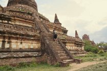 Jeune homme voyageant autour de l'ancien temple Pyathadar, Bagan, Myanmar — Photo de stock