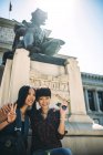 Asiatische Touristin im prado museum, madrid, spanien — Stockfoto
