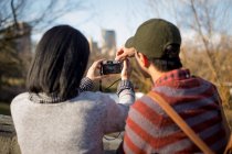 Asian tourists taking photo in central park, New York, USA — Stock Photo