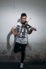 Молодий азіатський музикант чоловік зі скрипкою — стокове фото