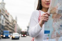Giovane donna cinese con una mappa a Barcellona — Foto stock