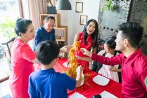 Heureux asiatique famille ensemble manger à la maison — Photo de stock