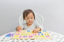 Jovem pouco asiático criança menina brincando com educativo brinquedos — Fotografia de Stock