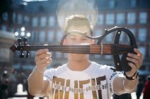 Jovem asiático músico masculino com violino — Fotografia de Stock