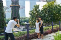 Famiglia alla scoperta dei giardini vicino alla baia, Singapore — Foto stock