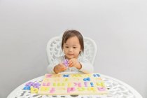 Jeune petit asiatique tout-petit fille jouer avec éducatif jouets — Photo de stock