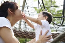 Asiatische Mutter Bonding mit Sohn auf dem Spielplatz — Stockfoto