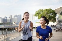 Junge sportliche asiatische Frauen laufen im Park — Stockfoto