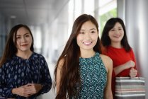 Молодые азиатские привлекательные женщины с сумками для покупок — стоковое фото