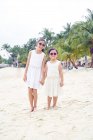 Дві маленькі сестри проводять час разом на пляжі — стокове фото