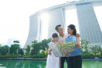 Famille explorant Gardens by the Bay avec une carte en Singapour — Photo de stock