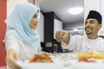 Felice coppia asiatica che celebra hari raya a casa — Foto stock