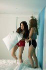 Duas jovens mulheres em casa se divertindo — Fotografia de Stock