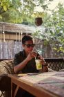Jovem bebendo suco de frutas em um café de Bagan, Mianmar . — Fotografia de Stock
