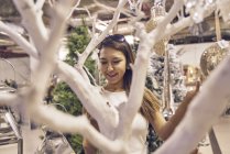 Молода приваблива азіатська жінка на різдвяних покупках — стокове фото