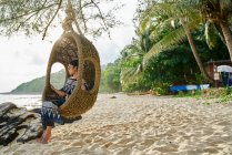 Релизы молодая женщина, сидя на пляже в Koh Kood, Таиланд — стоковое фото