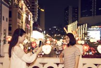 Jeunes amis asiatiques heureux passer du temps ensemble au Nouvel An chinois et de prendre des photos — Photo de stock