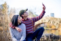 Junges asiatisches Touristenpaar macht Selfie im Central Park, New York, USA — Stockfoto