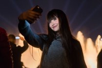 Junge schöne asiatische Frau unter Selfie — Stockfoto