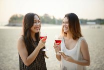 Junge attraktive asiatische Frauen trinken zusammen — Stockfoto