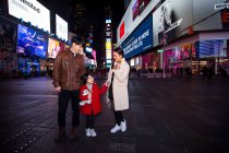 Familia feliz pasando un buen rato en Times Square en Nueva York. - foto de stock