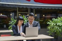 Joven asiático exitoso negocio pareja trabajando juntos - foto de stock