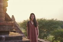 Юная леди, путешествующая по храму Древнего Пятадара, Баган, Мьянма — стоковое фото