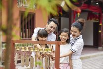 Счастливая азиатская семья проводит время вместе в традиционном сингапурском храме — стоковое фото