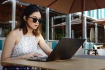 Молода приваблива азіатська жінка використовує ноутбук — стокове фото