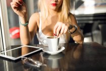 Портрет красивої молодої жінки, що п'є каву в кав'ярні . — стокове фото