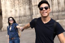Chinesisches paar in barcelona hält hände, spanien — Stockfoto