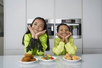 Jovem asiático irmãos celebrando hari raia juntos no casa — Fotografia de Stock