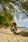 Rilascia la giovane donna che si siede sulla spiaggia a Koh Kood, Thailandia — Foto stock
