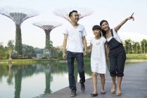 Туристы, изучающие сады у залива, Сингапур — стоковое фото