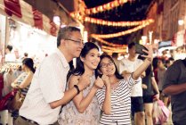LIBERTAS Feliz asiática familia pasando tiempo juntos y tomando selfie - foto de stock