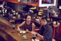 Молодая привлекательная азиатская пара, встречающаяся в кафе — стоковое фото