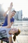 Junge asiatische Frauen beim Stretching im Freien — Stockfoto